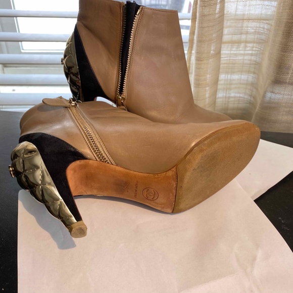 CHANEL LEATHER TAN BEIGE ANKLE BOOTS GOLD METAL ACCENT SIZE 36-6 MADE IN ITALY. - Picture 3 of 9